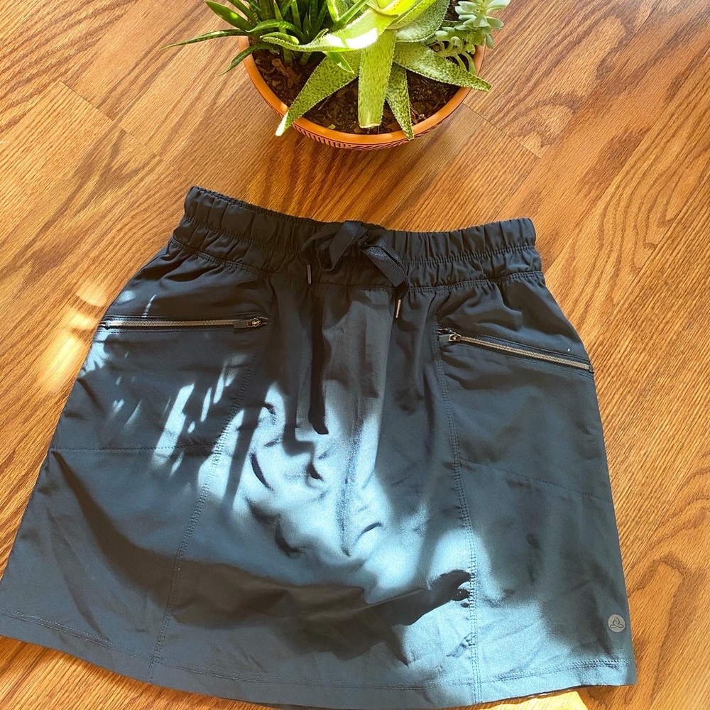 Elastic spandex skort with adjustable waist